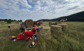 Bărbat mort, după ce a căzut peste el un balot de paie, în Timiş