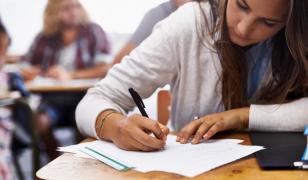 Notele obţinute de elevii de clasa a 12-a la examenul de bacalaureat, sesiunea de vară, înainte de depunerea contestațiilor, sunt afișate vineri, 20 iunie