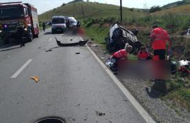 Un mort și un rănit după ce o mașină a intrat într-un cap de pod în Cluj