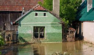 Persoanele afectate de inundaţiile din Covasna pot cere despăgubiri în baza PAD-ului pe care îl deţin