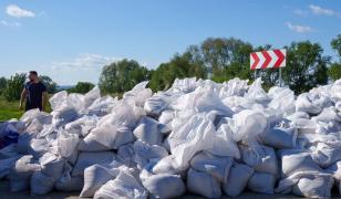 Autorităţile au ridicat o linie de apărare de 750 de metri pentru a proteja gospodăriile din Praid de viituri