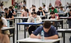 Supraveghetor, agresat după ce a prins un candidat îmbrăcat în poliţist cu un smartwatch la un examen în Cluj