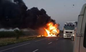 Şofer carbonizat în Ialomiţa după ce un TIR şi o maşină s-au ciocnit și au luat foc. Groază pe DN2, la Cotorca