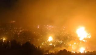 Incendiu devastator pe insula Chios din Grecia. Aproape 100 de pompieri se luptă de două zile cu flăcările