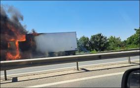 Camion în flăcări pe A1