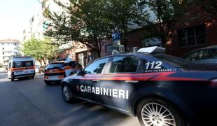 Un român a lovit cu ciocanul în cap un italian, după ce i-ar fi jignit iubita. L-a abandonat plin de sânge