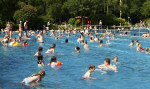 4 tineri din Ploieşti, prinşi 2 zile la rând scăldându-se într-un lac artificial. Cum i-au pedepsit poliţiştii