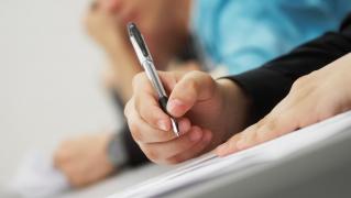 Prins cum copia la examen, un student, paznic la Poliţia Locală din Cluj, şi-a snopit în bătaie profesorul