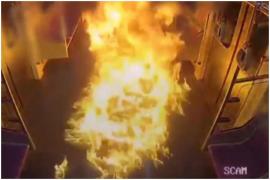 Momentul în care un bărbat aruncă benzină într-un metrou din Seul și își dă foc hainelor. Zeci de victime
