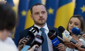 Ministrul Alexandru Rogobete amenință medicii de la stat că vor fi concediaţi dacă pleacă înainte de program