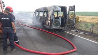 Microbuz mistuit de flăcări pe DN 22, în Tulcea. 20 de pasageri s-au salvat la timp