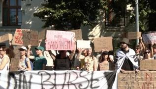 Elevii şi studenţii protestează azi, în Capitală, faţă de tăierea burselor. "De la partide când tăiem?"