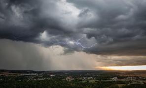 Cod galben de vreme severă emis de ANM. Vijelii puternice lovesc în 13 județe, în următoarele ore