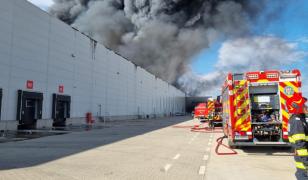 Incendiu la depozitul de pe A1. Pompierii se luptă de peste 15 ore cu flăcările uriaşe