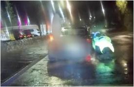 Momentul în care o șoferiță târăște 2 polițiști cu mașina, după ce a fost oprită pentru un control în Scoția