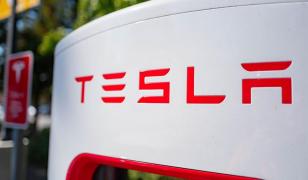 Tesla, în cădere liberă după "războiul" Trump - Musk. Compania a pierdut 152 de miliarde $