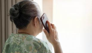 O bunică s-a îndrăgostit pe internet de un bărbat de 3 ori mai tânăr şi a plecat în Africa după el. Ce a urmat