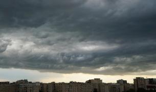 15 judeţe şi Capitala, sub alertă de ploi torenţiale, grindină şi vijelii în următoarele ore