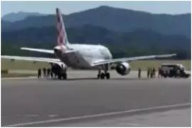 Momentul în care un bărbat se aruncă direct în motorul pornit al unui avion, în aeroportul din Bergamo