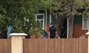 Un profesor din Moldova şi-a ucis soţia cu arma de vânătoare, după care s-a sinucis. Cuplul avea doi copii