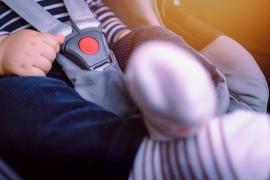 Bebeluș de 15 luni, găsit mort în mașină, într-o parcare. Tatăl uitase să-l lase la creşă