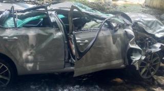 Un şofer şi-a condus prietenul spre moarte, după ce mașina în care se aflau a căzut de la 10 metri în Bihor