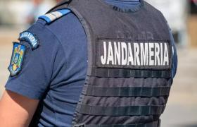 Moment de furie pentru un bărbat din Bihor. A lovit un poliţist, un jandarm şi a distrus o autospecială