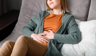 O britanică a aflat că are cancer, după ce a crezut luni întregi că e balonată de la ceapa din mâncare