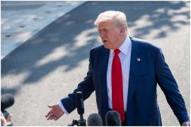 Donald Trump vorbind cu jurnaliștii, înainte de plecarea sa în Scoția. 25 iulie 2025
