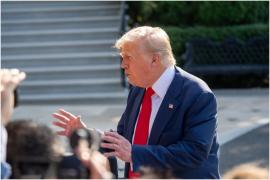 Donald Trump vorbind cu jurnaliștii, înainte de plecarea sa în Scoția. 25 iulie 2025