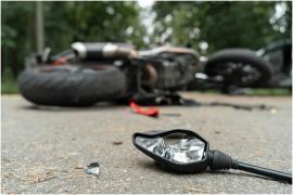Tânăr de 22 de ani, mort după ce s-a urcat fără permis pe motocicletă și s-a izbit de o bornă kilometrică