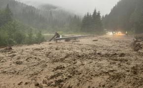 Cod roşu de inundaţii pe râuri din Suceava şi Neamţ. În 12 ore a plouat cât pentru aproape două luni