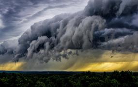 Furtuni puternice lovesc la noapte jumătate de ţară, inclusiv Capitala. Coduri galben şi portocaliu până marţi