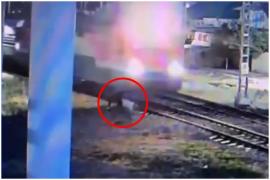 Momentul în care un bărbat sare în fața trenului pentru a salva pe cineva căzut pe șine, în ultima secundă