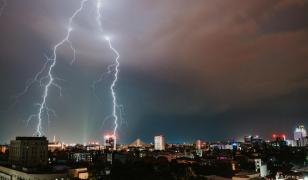 Cod galben de vijelii şi ploi torenţiale, în Bucureşti