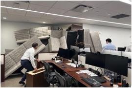 Angajații prinși în atacul cu 4 morți din NY au baricadat ușa cu un "munte" din canapele, ca să scape vii