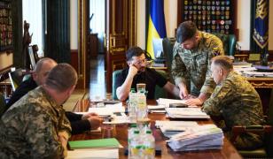 Bărbații cu vârsta de peste 60 de ani pot fi recrutați de armata ucraineană. Zelenski a promulgat legea