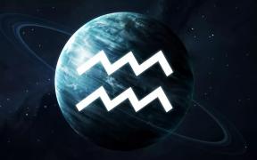 Horoscop Vărsător august 2025. Luna Plină te va ajuta să îţi înţelegi nevoile în relaţii