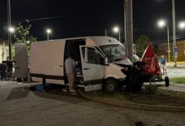 Un tânăr din Timişoara a furat un microbuz şi s-a oprit cu el într-un stâlp. Ce au găsit poliţiştii în maşină