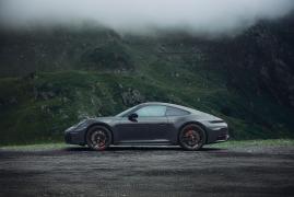 Porsche a lansat un modelul "Transfăgăraşan". Sunt doar 10 maşini, iar prima a fost livrată unui român