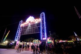 Clipe de coşmar în parcul de distracţii.Trei copii, blocați la 5 metri înălțime, într-un carusel din Franţa