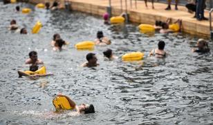 "Are puţine alge". Parizienii au putut face prima baie în Sena după mai bine de un secol