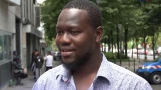 De la zeci de metri înălţime, un bărbat a devenit erou în Paris. A scos pe rând copiii din flăcări