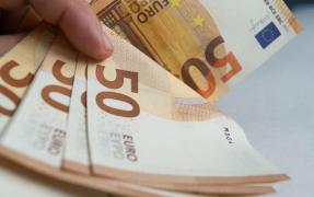 Militar din București, prins în timp ce vindea bancnote false de 50 de euro. Cât cerea pe o bucată