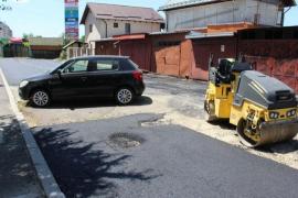 Cum asfaltezi dacă proprietarul e în concediu şi maşina nu poate fi mutată? Soluţia găsită de drumari