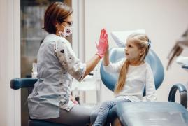 (P) Cum alegi dentistul potrivit pentru copilul tău: ghid pentru părinți