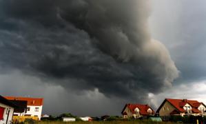 13 judeţe intra de la 12.00 sub cod portocaliu de furtuni. Ploi torențiale, grindină și vijelii până la noapte