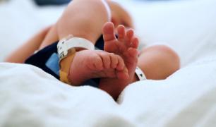 O tânără din Baia De Fier a murit la scurt timp după ce a născut un băieţel. A intrat în comă după cezariană