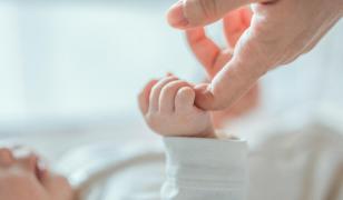 "Ca într-un film SF". Un bebeluş s-a născut dintr-un embrion congelat timp de 30 de ani, în SUA