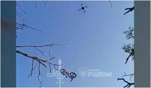 Soldat ucrainean înconjurat de ruși, salvat cu o bicicletă electrică livrată de dronă pe front